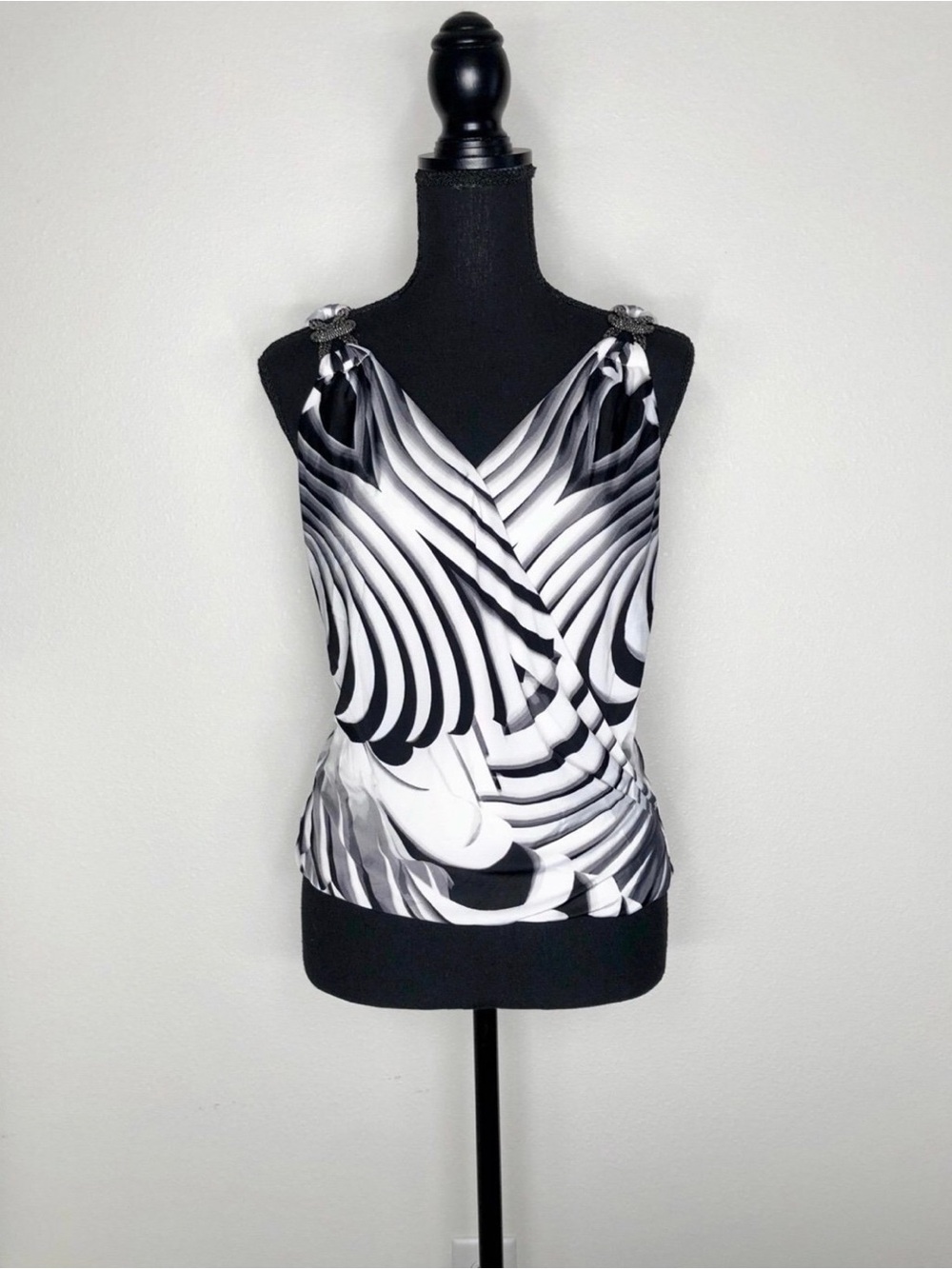 Bebe Sleeveless Black & White Abstract Print Blouse
